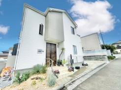 ~明るさを感じる外観~
・外壁は2トーンカラーを採用し、デザイン性に優れた見た目となっております。
・帰宅した際にホッと感じるような飽きのこない外観。ぜひ現地でご確認くださいませ。