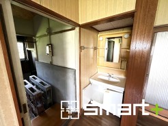 ~収納も充実の洗面台~
・洗面台は鏡の両側に物を置くスペースがございますので、整髪料や歯ブラシなどもスッキリと片付け可能。
・洗面台下のパイプスペースにも洗剤などをご収納いただけます。