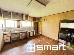 ~使い勝手の良いシステムキッチン~
・料理がしやすい設計のキッチンでお料理もはかどりますね。
・もちろんキッチン下部は収納になっておりますので、フライパンなども収納可能です。