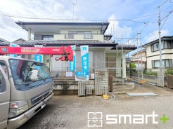 ~十分な広さのある前面道路~
・前面道路は約5mございますので、お車でのすれ違いも楽々で余計なストレスがかかりません。
・日々お車での移動が多い方には大切なポイントですね。