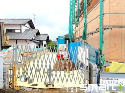~ベタ基礎でしっかりとした土台~
・コンクリートの中に鉄筋を配し強度を高めた「ベタ基礎」を採用。
・しっかりとした土台を造ったうえで、その上に建物が築造されていきます。