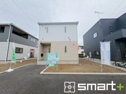 ~明るさを感じる外観~
・外壁は2トーンカラーを採用し、デザイン性に優れた見た目となっております。
・帰宅した際にホッと感じるような飽きのこない外観。ぜひ現地でご確認くださいませ。