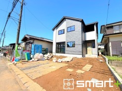 ~ベタ基礎でしっかりとした土台~
・コンクリートの中に鉄筋を配し強度を高めた「ベタ基礎」を採用。
・しっかりとした土台を造ったうえで、その上に建物が築造されていきます。