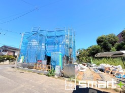 ~ベタ基礎でしっかりとした土台~
・コンクリートの中に鉄筋を配し強度を高めた「ベタ基礎」を採用。
・しっかりとした土台を造ったうえで、その上に建物が築造されていきます。