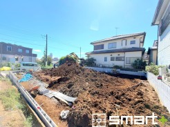 ~ベタ基礎でしっかりとした土台~
・コンクリートの中に鉄筋を配し強度を高めた「ベタ基礎」を採用。
・しっかりとした土台を造ったうえで、その上に建物が築造されていきます。