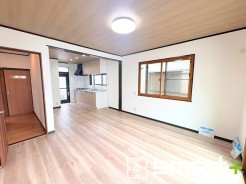 ~穏やかな陽の入るLDK~
・大きな窓のあるLDKは陽当りも良好で明るい空間となっております。
・ご家族団らんなど過ごす時間の多いLDKが明るいのは嬉しいポイントですね。