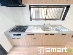 ~リビングを有効活用~
・キッチンは対面式ではなく壁側にございますので、お部屋の中の空間を有効活用できます。
・現地ではぜひ家具の配置などもイメージしながらご見学くださいませ。