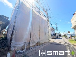 ~ベタ基礎でしっかりとした土台~
・コンクリートの中に鉄筋を配し強度を高めた「ベタ基礎」を採用。
・しっかりとした土台を造ったうえで、その上に建物が築造されていきます。