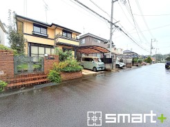 ~十分な広さのある前面道路~
・前面道路は約6mございますので、お車でのすれ違いも楽々で余計なストレスがかかりません。
・日々お車での移動が多い方には大切なポイントですね。