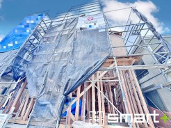 ~ベタ基礎でしっかりとした土台~
・コンクリートの中に鉄筋を配し強度を高めた「ベタ基礎」を採用。
・しっかりとした土台を造ったうえで、その上に建物が築造されていきます。