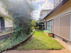 ~広々したお庭のある邸宅~
・余裕の敷地には広いお庭もご用意。
・ガーデニングや安らぎの空間として、倉庫を置いたりと様々な活用が可能です。
・人工芝の敷設などもお気軽にご相談くださいませ。