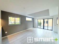 ~余裕の空間が広がるLDK~
・22帖あるLDKはご家族団らんのお時間を余裕の広さで演出してくれます。
・ご内覧の際は家具の配置などもイメージしながらご覧くださいませ。
