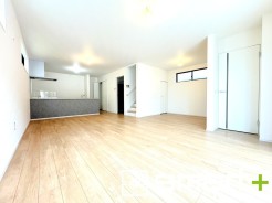 ~余裕の空間が広がるLDK~
・23帖あるLDKはご家族団らんのお時間を余裕の広さで演出してくれます。
・ご内覧の際は家具の配置などもイメージしながらご覧くださいませ。
