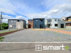 ~閑静な住宅街の立地~
・周辺は閑静な住宅街となっておりますので、静かな暮らしをご実現いただけます。
・前面道路の交通量も多くないので、小さなお子様がいるご家庭でもご安心ですね。