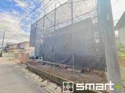 ~閑静な住宅街の立地~
・周辺は閑静な住宅街となっておりますので、静かな暮らしをご実現いただけます。
・前面道路の交通量も多くないので、小さなお子様がいるご家庭でもご安心ですね。