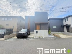 ~閑静な住宅街の立地~
・周辺は閑静な住宅街となっておりますので、静かな暮らしをご実現いただけます。
・前面道路の交通量も多くないので、小さなお子様がいるご家庭でもご安心ですね。