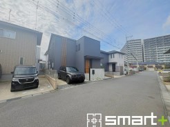 ~十分な広さのある前面道路~
・前面道路は約6mございますので、お車でのすれ違いも楽々で余計なストレスがかかりません。
・日々お車での移動が多い方には大切なポイントですね。