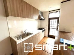 ~リビングを有効活用~
・キッチンは対面式ではなく壁側にございますので、お部屋の中の空間を有効活用できます。
・現地ではぜひ家具の配置などもイメージしながらご見学くださいませ。
