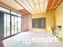 ~収納スペース付きの1階洋室~
・リビングと隣接していないので独立した居室としてご利用可能です。
・たっぷりの収納スペースでお部屋スッキリ。広々とお使いいただけます。