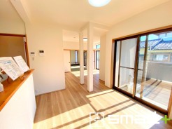 ~ナチュラルな色彩のLDK~
・自然な風合いの色味で纏められたLDKは家具のコーディネートもしやすくなっております。
・どんなインテリアにするか、考えるだけでも楽しくなりますね。