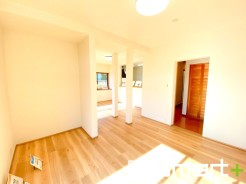 ~穏やかな陽の入るLDK~
・大きな窓のあるLDKは陽当りも良好で明るい空間となっております。
・ご家族団らんなど過ごす時間の多いLDKが明るいのは嬉しいポイントですね。