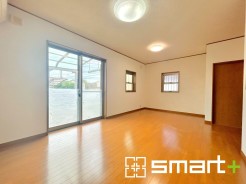 ~ナチュラルな色彩のLDK~
・自然な風合いの色味で纏められたLDKは家具のコーディネートもしやすくなっております。
・どんなインテリアにするか、考えるだけでも楽しくなりますね。