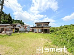 ~広々したお庭のある邸宅~
・余裕の敷地には広いお庭もご用意。
・ガーデニングや安らぎの空間として、倉庫を置いたりと様々な活用が可能です。
・人工芝の敷設などもお気軽にご相談くださいませ。