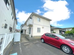 すっきりと整えられた外観は、安定した印象を与えます。長く愛される、穏やかな住まいのかたち