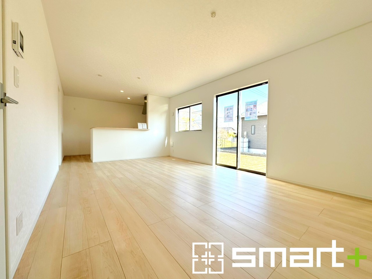 ～穏やかな陽の入るＬＤＫ～
・大きな窓のあるＬＤＫは陽当りも良好で明るい空間となっております。
・ご家族団らんなど過ごす時間の多いＬＤＫが明るいのは嬉しいポイントですね。
