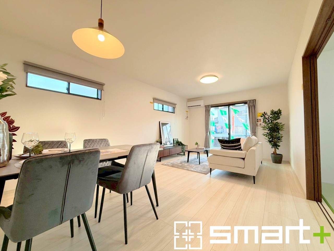 ～穏やかな陽の入るＬＤＫ～
・大きな窓のあるＬＤＫは陽当りも良好で明るい空間となっております。
・ご家族団らんなど過ごす時間の多いＬＤＫが明るいのは嬉しいポイントですね。
