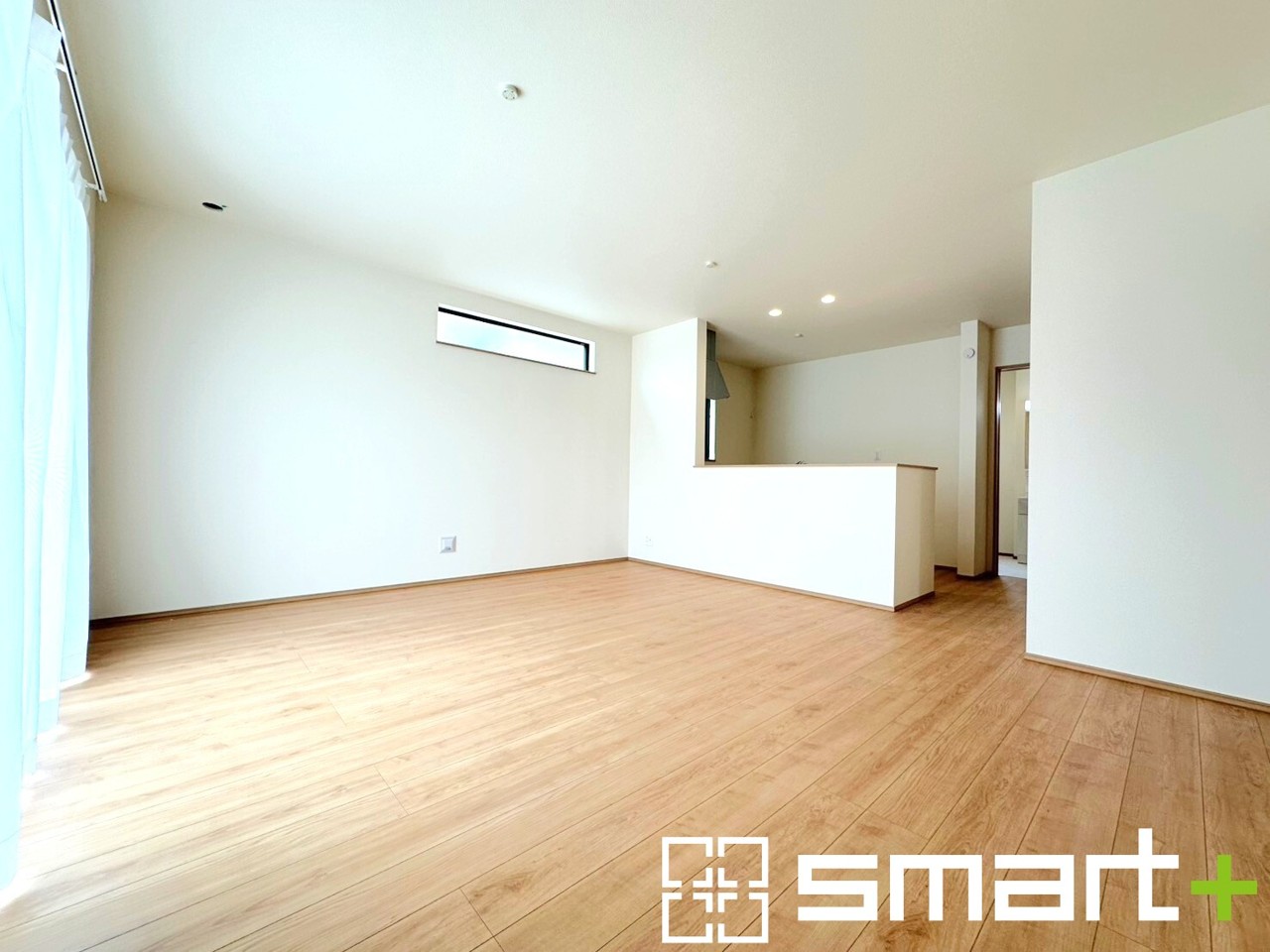 ~窓からはたっぷりの陽光~
・穏やかな陽だまりに包まれる居心地の良いLDKは、ご家族が自然と集まる憩いのスペースに。
・家事をしながらご家族との会話が楽しめる人気のカウンターキッチンも魅力。