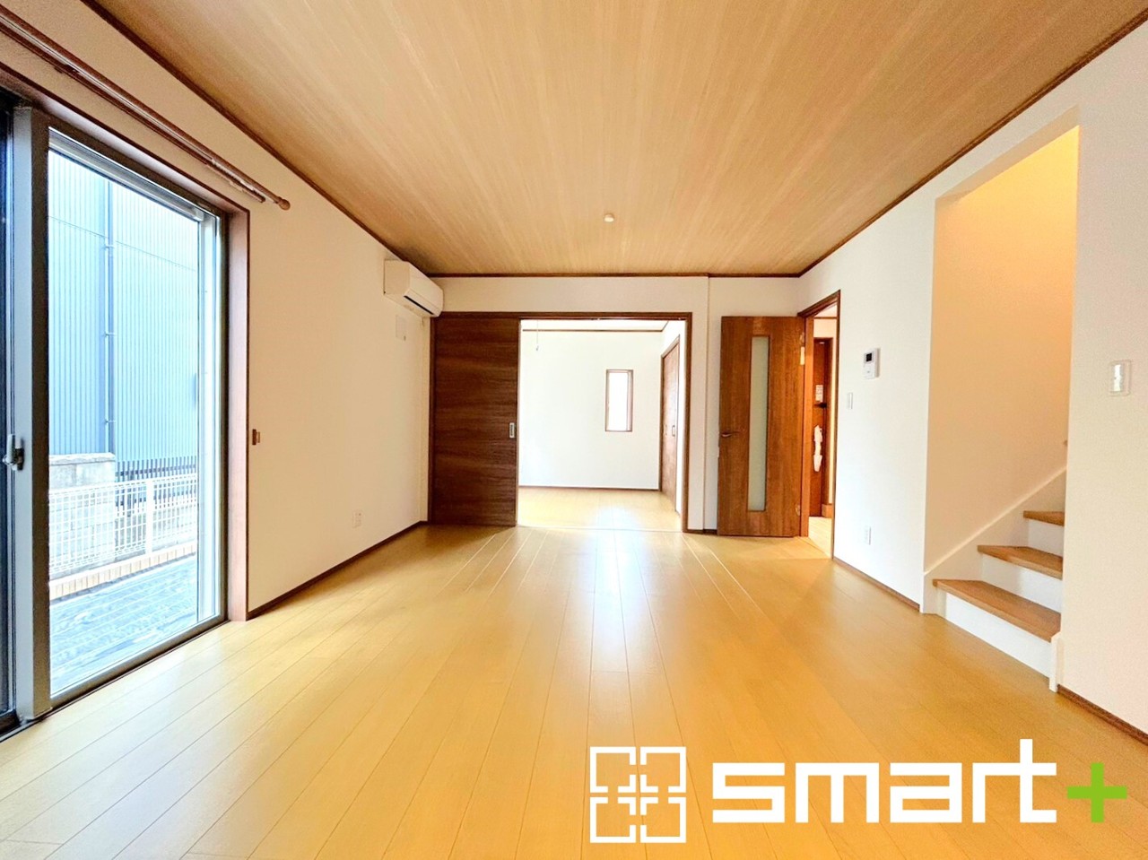 ～穏やかな陽の入るＬＤＫ～
・大きな窓のあるＬＤＫは陽当りも良好で明るい空間となっております。
・ご家族団らんなど過ごす時間の多いＬＤＫが明るいのは嬉しいポイントですね。
